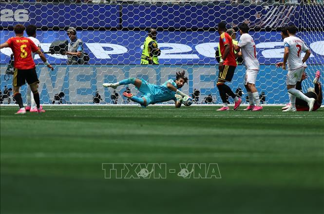 Pha cứu thua của thủ môn Iran Alireza Beiranvand. Ảnh: THX/TTXVN phát