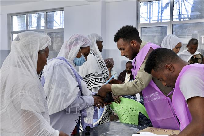 Cử tri bỏ phiếu trong cuộc tổng tuyển cử tại điểm bầu cử ở Addis Ababa, Ethiopia, ngày 1/6/2026. Ảnh: THX/TTXVN