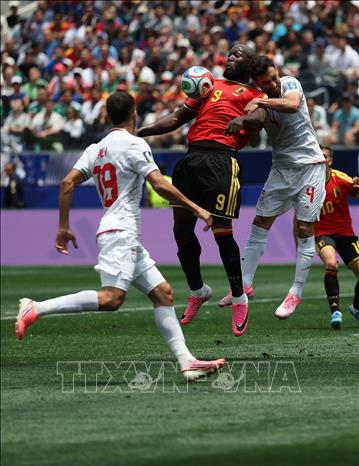 Pha tranh bóng bổng giữa tiền đạo Bỉ Romelu Lukaku và hậu vệ Iran Shoja Khalilzadeh. Ảnh: THX/TTXVN phát