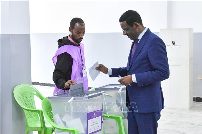 Cử tri bỏ phiếu trong cuộc tổng tuyển cử tại điểm bầu cử ở Addis Ababa, Ethiopia, ngày 1/6/2026. Ảnh: THX/TTXVN