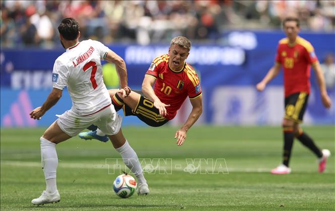 Pha tranh bóng giữa tiền đạo Bỉ Leandro Trossard (giữa) và hậu vệ Iran Alireza Jahanbakhsh. Ảnh: THX/TTXVN