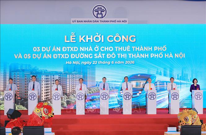 Thủ tướng Lê Minh Hưng và các đại biểu thực hiện nghi thức bấm nút khởi công 3 dự án nhà ở cho thuê và 5 tuyến đường sắt đô thị. Ảnh: Phan Phương – TTXVN