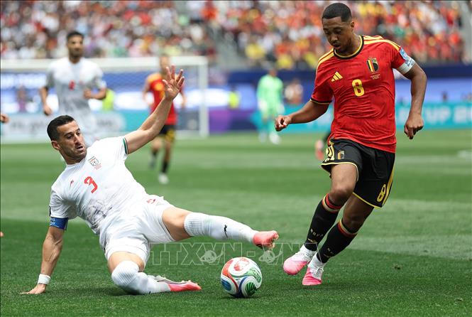 Pha tranh bóng giữa tiền vệ Bỉ Youri Tielemans (phải) và hậu vệ Iran Ehsan Hajisafi. Ảnh: THX/TTXVN