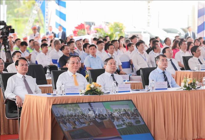Các đại biểu dự Lễ khởi công tại điểm cầu chính là Dự án nhà ở cho thuê Thành phố tại phường Việt Hưng. Ảnh: Phan Phương - TTXVN