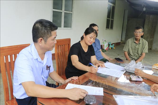 Người dân xã Việt Hồng (Lào Cai) bày tỏ quan điểm đồng tình, ủng hộ chủ trương sáp nhập thôn, tổ dân phố. Ảnh: Anh Thùy - TTXVN