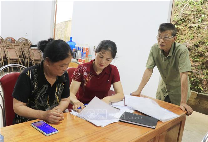 Tổ công tác các thôn tuyên truyền, lấy ý kiến nhân dân về chủ trương sáp nhập thôn, tổ dân phố. Ảnh: Anh Thùy - TTXVN