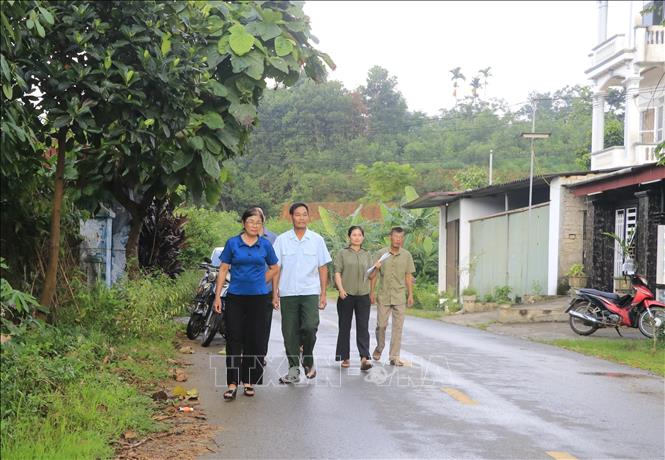 Tổ công tác của thôn 8 Minh Phú, xã Việt Hồng (Lào Cai) đến các hộ dân tuyên truyền chủ trương sáp nhập thôn, tổ dân phố. Ảnh: Anh Thùy - TTXVN