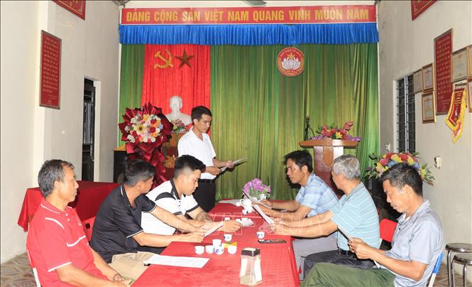 Quá trình triển khai lấy ý kiến nhân dân về sáp nhập thôn, tổ dân phố được xã Việt Hồng (Lào Cai) thực hiện công khai, dân chủ, minh bạch. Ảnh: Anh Thùy - TTXVN