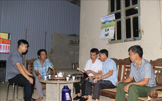 Tổ công tác của xã Việt Hồng (Lào Cai) trực tiếp xuống các hộ dân tuyên truyền và lấy ý kiến nhân dân về sáp nhập thôn, bản. Ảnh: Anh Thùy - TTXVN