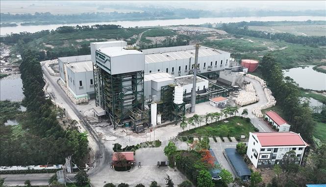 Dự án Nhà máy điện rác Thăng Long - Bắc Ninh, có tổng diện tích hơn 5ha, với công suất xử lý 600 tấn/ngày, công suất phát điện 11MW, tổng mức đầu tư khoảng 1.400 tỷ đồng (tương đương 58,3 triệu USD), Dự án sử dụng các công nghệ thiết bị tiên tiến của Phần Lan đã đưa vào phát điện thương mại từ ngày 30/9/2025. Ảnh: Vũ Sinh – TTXVN  
