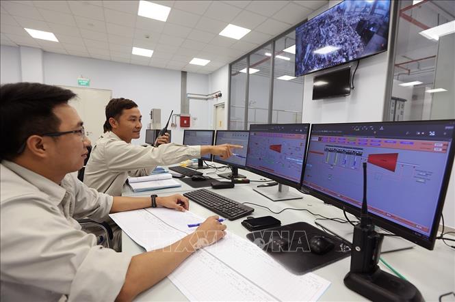 Trong ca trực vận hành phát điện ở Nhà máy điện rác Thăng Long - Bắc Ninh, tại thôn Đồng Sài, xã Phù Lãng, tỉnh Bắc Ninh. Ảnh: Vũ Sinh – TTXVN   