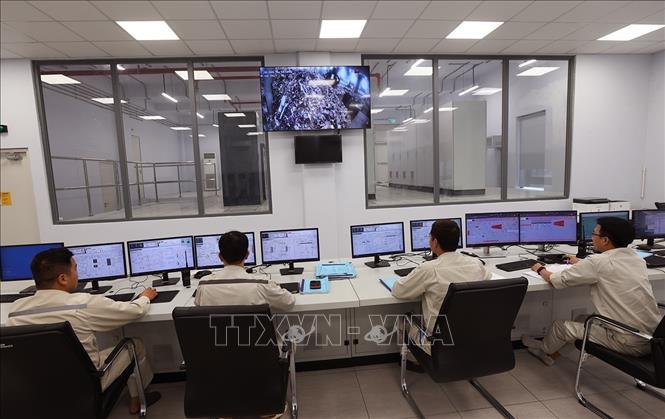 Trong ca trực vận hành phát điện ở Nhà máy điện rác Thăng Long - Bắc Ninh, tại thôn Đồng Sài, xã Phù Lãng, tỉnh Bắc Ninh. Ảnh: Vũ Sinh – TTXVN   