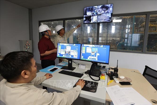 Vận hành đưa nguyên liệu rác vào xử lý, đốt rác phát điện ở Nhà máy điện rác Thăng Long - Bắc Ninh (Dự án Nhà máy xử lý chất thải rắn sinh hoạt công nghệ cao phát triển năng lượng) tại thôn Đồng Sài, xã Phù Lãng, tỉnh Bắc Ninh. Ảnh: Vũ Sinh – TTXVN  