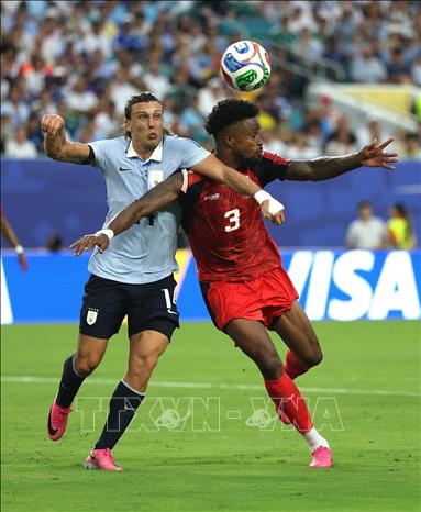 Pha tranh bóng giữa tiền vệ Uruguay Agustin Canobbio (trái) và hậu vệ Cape Verde Diney Borges. Ảnh: THX/TTXVN 