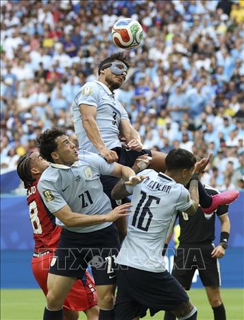 Pha đánh đầu của hậu vệ Uruguay Sebastian Caceres (trên). Ảnh: THX/TTXVN
