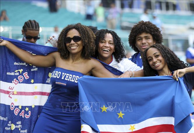 Các cổ động viên đội tuyển Cape Verde. Ảnh: THX/TTXVN
