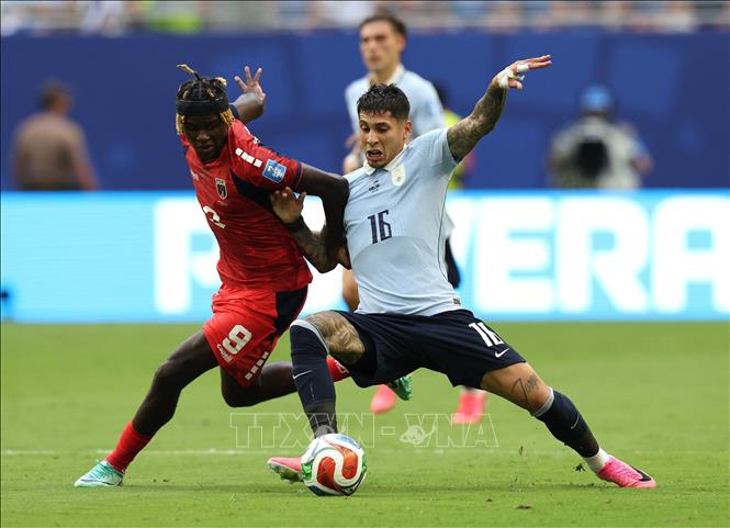 Pha tranh bóng giữa hậu vệ Uruguay Mathías Olivera (phải) và tiền đạo Cape Verde Gilson Benchimol. Ảnh: THX/TTXVN