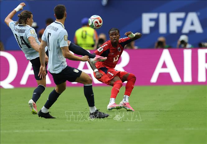 Pha tranh bóng giữa tiền vệ Uruguay Agustin Canobbio (trái) và hậu vệ Cape Verde Sidny Lopes Cabral. Ảnh: THX/TTXVN