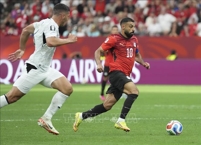 Mohamed Salah (phải) của Ai Cập đi bóng trước cầu thủ đội New Zealand. Ảnh: THX/TTXVN