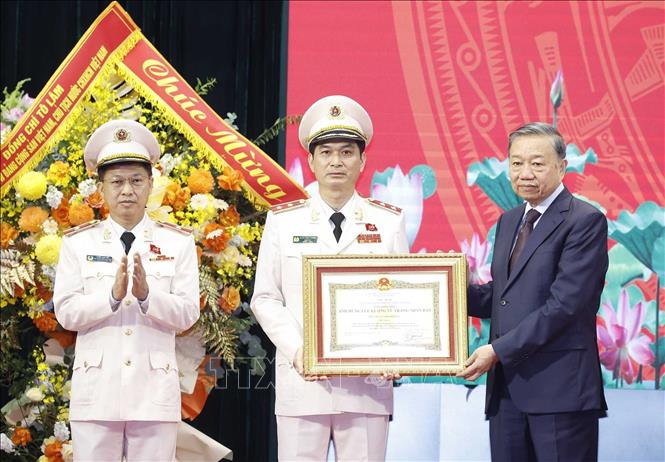 Tổng Bí thư, Chủ tịch nước Tô Lâm trao Danh hiệu Anh hùng Lực lượng vũ trang nhân dân tặng Học viện An ninh nhân dân. Ảnh: Thống Nhất – TTXVN
