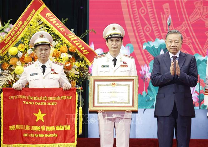 Tổng Bí thư, Chủ tịch nước Tô Lâm trao Danh hiệu Anh hùng Lực lượng vũ trang nhân dân tặng Học viện An ninh nhân dân. Ảnh: Thống Nhất – TTXVN
