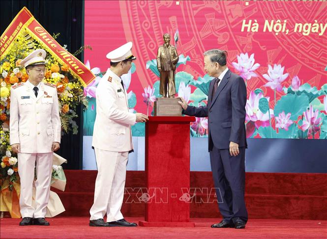 Tổng Bí thư, Chủ tịch nước Tô Lâm tặng bức tượng Chủ tịch Hồ Chí Minh cho Học viện An ninh nhân dân. Ảnh: Thống Nhất – TTXVN