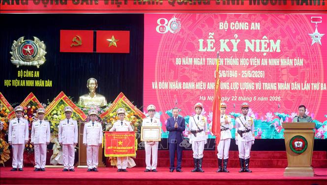 Tổng Bí thư, Chủ tịch nước Tô Lâm trao Danh hiệu Anh hùng Lực lượng vũ trang nhân dân tặng Học viện An ninh nhân dân. Ảnh: Phạm Kiên - TTXVN