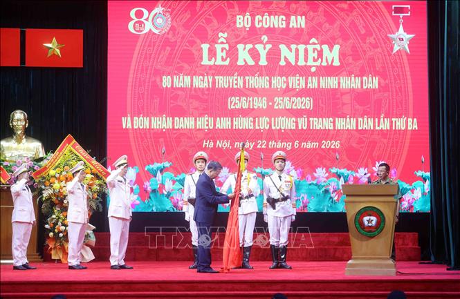 Tổng Bí thư, Chủ tịch nước Tô Lâm trao Danh hiệu Anh hùng Lực lượng vũ trang nhân dân tặng Học viện An ninh nhân dân. Ảnh: Phạm Kiên - TTXVN