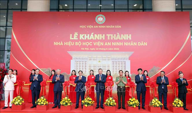 Tổng Bí thư, Chủ tịch nước Tô Lâm cùng các đại biểu thực hiện nghi thức khánh thành Nhà hiệu bộ Học viện An ninh nhân dân. Ảnh: Phạm Kiên - TTXVN