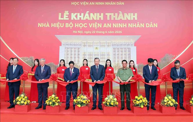 Tổng Bí thư, Chủ tịch nước Tô Lâm cùng các đại biểu thực hiện nghi thức khánh thành Nhà hiệu bộ Học viện An ninh nhân dân. Ảnh: Phạm Kiên - TTXVN