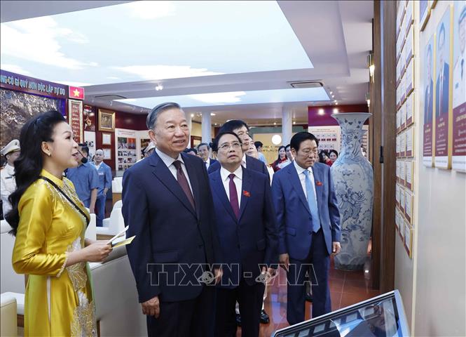 Tổng Bí thư, Chủ tịch nước Tô Lâm và các đại biểu thăm Phòng truyền thống của Học viện An ninh nhân dân. Ảnh: Thống Nhất – TTXVN