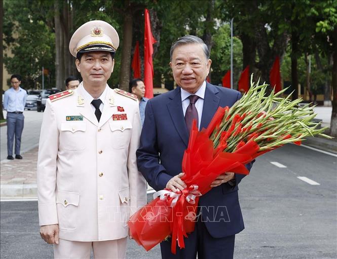 Trung tướng, PGS, TS Trịnh Ngọc Quyên, Giám đốc Học viện An ninh nhân dân tặng hoa chào đón Tổng Bí thư, Chủ tịch nước Tô Lâm tới dự buổi lễ. Ảnh: Thống Nhất – TTXVN  