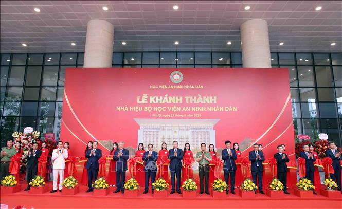 Tổng Bí thư, Chủ tịch nước Tô Lâm cùng các đại biểu thực hiện nghi thức khánh thành Nhà hiệu bộ Học viện An ninh nhân dân. Ảnh: Phạm Kiên - TTXVN