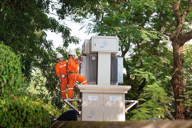 Công nhân EVNHANOI kiểm tra trạm biến áp nhằm phát hiện sớn các nguy cơ phát sinh sự cố, đặc biệt là các điểm phát nhiệt bất thường có thể dẫn đến quá tải hoặc cháy nổ thiết bị điện. Ảnh: Quốc Lũy - TTXVN