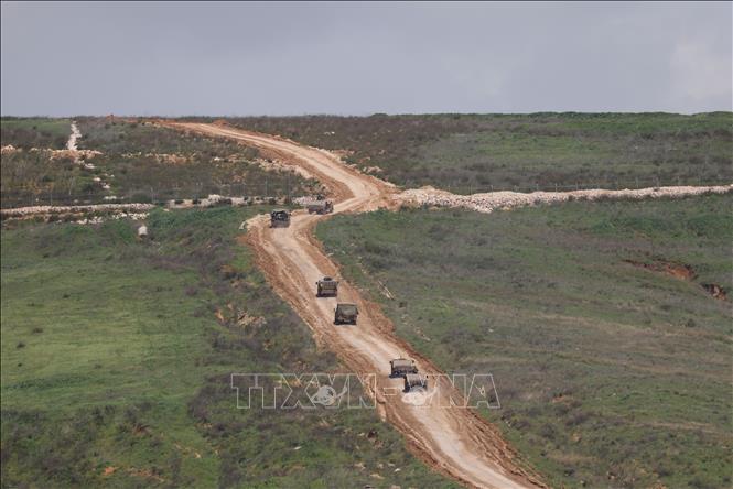 Xe quân sự Israel di chuyển dọc biên giới phía Bắc ngày 27/3/2026. Ảnh: THX/TTXVN