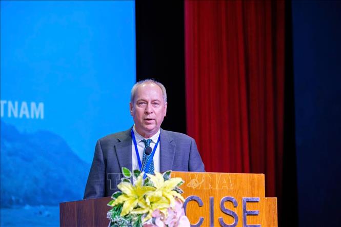 GS. Andrew Hardy, Viện Viễn đông bác cổ Pháp (EFEO), phát biểu tại Hội thảo. Ảnh: Sỹ Thắng - TTXVN