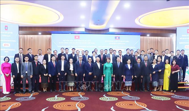 Các đại biểu hai nước tại lễ khai mạc Khóa bồi dưỡng nghiệp vụ chuyên sâu dành cho đội ngũ nhà báo, cán bộ truyền thông của Lào. Ảnh: Xuân Tú - PV TTXVN tại Lào