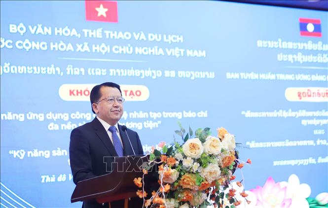 Đồng chí Vansi Kuamoua, Ủy viên Ban Chấp hành Trung ương Đảng, Phó Trưởng Ban Tuyên huấn Trung ương Đảng NDCM Lào, phát biểu khai mạc Khóa bồi dưỡng nghiệp vụ chuyên sâu dành cho đội ngũ nhà báo, cán bộ truyền thông của Lào. Ảnh: Xuân Tú - PV TTXVN tại Lào