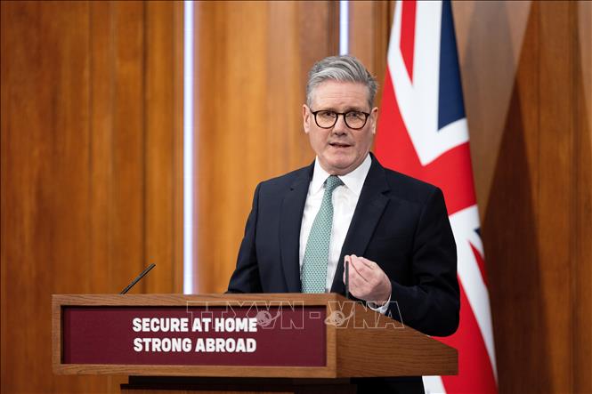 Thủ tướng Anh Keir Starmer phát biểu trong một cuộc họp báo tại London. Ảnh: THX/TTXVN