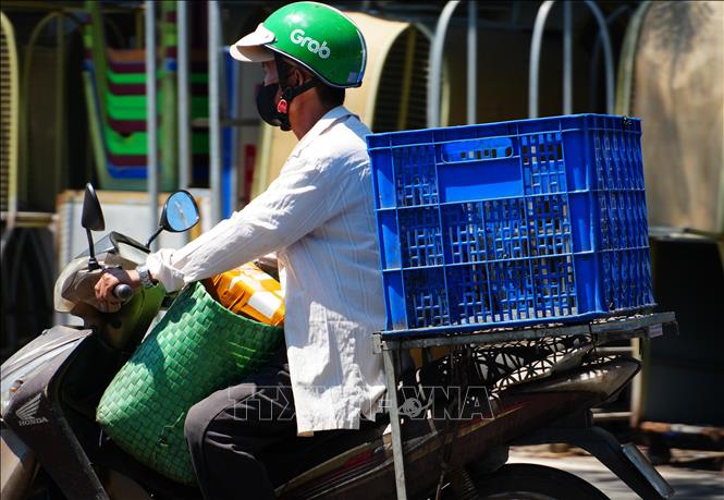 Lao động tự do mưu sinh giữa nắng nóng gay gắt ở Bến xe Đông Ba, phường Phú Xuân, thành phố Huế. Ảnh: Nguyên Lý - TTXVN