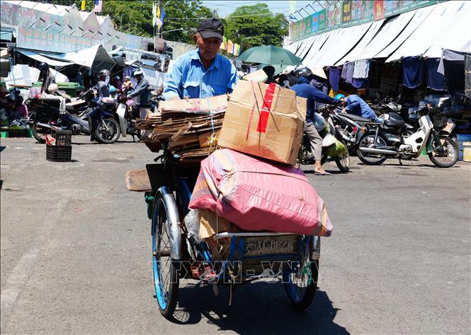 Vận chuyển hàng hóa giữa nắng nóng gay gắt ở đường Chương Dương - chợ Đông Ba, phường Phú Xuân, thành phố Huế. Ảnh: Nguyên Lý - TTXVN