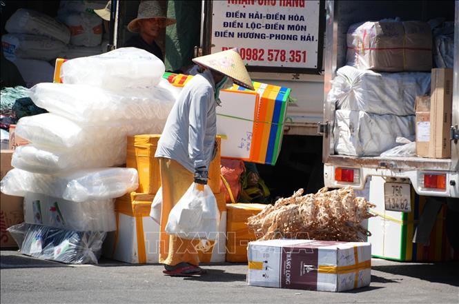 Lao động tự do mưu sinh giữa nắng nóng gay gắt ở Bến xe Đông Ba, phường Phú Xuân, thành phố Huế. Ảnh: Nguyên Lý - TTXVN
