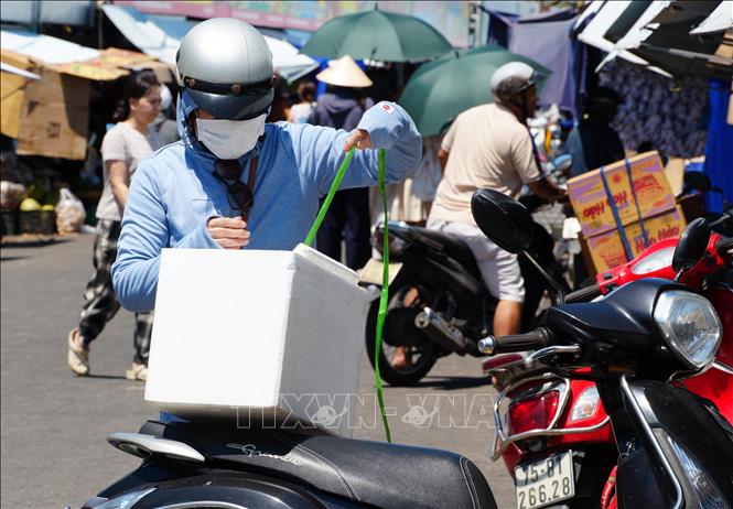 Vận chuyển hàng hóa giữa nắng nóng gay gắt ở đường Chương Dương - chợ Đông Ba, phường Phú Xuân, thành phố Huế. Ảnh: Nguyên Lý - TTXVN