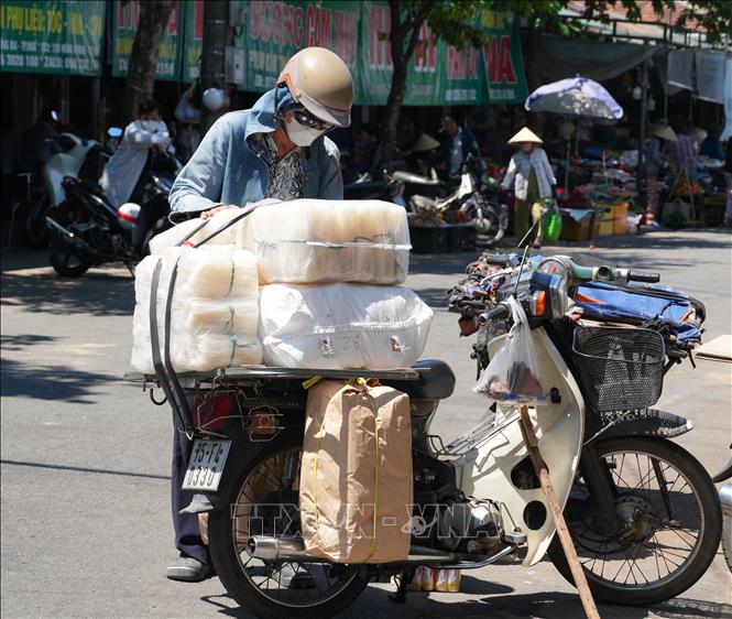 Vận chuyển hàng hóa giữa nắng nóng gay gắt ở đường Chương Dương - chợ Đông Ba, phường Phú Xuân, thành phố Huế. Ảnh: Nguyên Lý - TTXVN