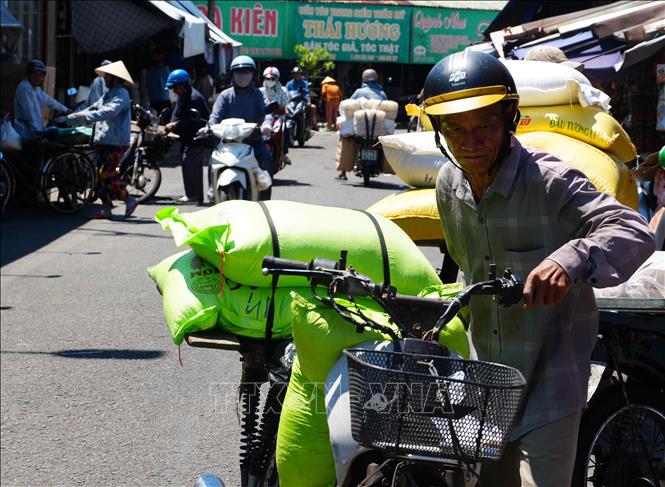 Vận chuyển hàng hóa giữa nắng nóng gay gắt ở đường Chương Dương - chợ Đông Ba, phường Phú Xuân, thành phố Huế. Ảnh: Nguyên Lý - TTXVN