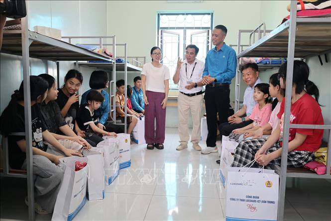 Đại diện các cơ quan, đơn vị trao quà cho trẻ em tại Cơ sở Bảo trợ xã hội tổng hợp Bắc Ninh nhân Tháng hành động vì trẻ em năm 2026. Ảnh: Đồng Thúy - TTXVN