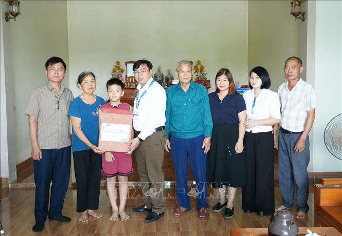 Lãnh đạo Cơ sở Bảo trợ xã hội tổng hợp Bắc Ninh trao quà cho trẻ mồ côi tại xã Bố Hạ, nhân Tháng hành động vì trẻ em năm 2026. Ảnh: Đồng Thúy - TTXVN