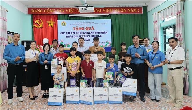 Lãnh đạo Liên đoàn Lao động tỉnh Bắc Ninh cùng đại diện doanh nghiệp tặng quà cho trẻ em tại Cơ sở Bảo trợ xã hội tổng hợp Bắc Ninh. Ảnh: Đồng Thúy - TTXVN