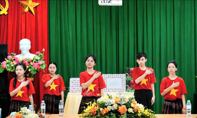 Trẻ em khuyết tật nghe, nói tham gia biểu diễn văn nghệ trong Tháng hành động vì trẻ em năm 2026. Ảnh: Đồng Thúy - TTXVN