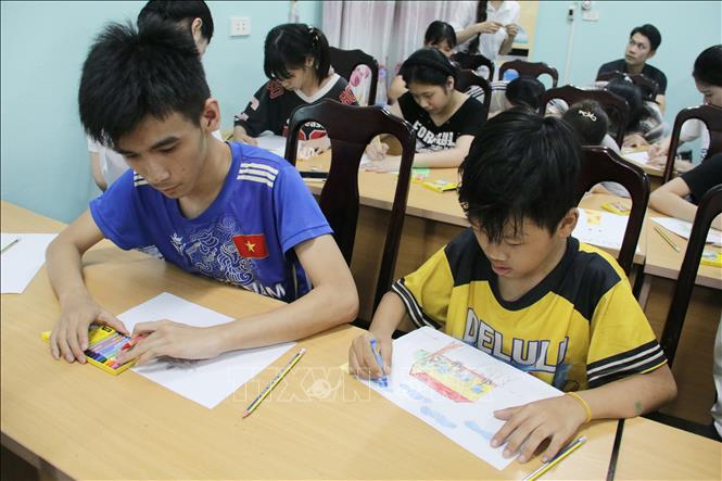 Trẻ em khuyết tật nghe, nói tham gia hoạt động vẽ tranh trong Tháng hành động vì trẻ em năm 2026. Ảnh: Đồng Thúy - TTXVN